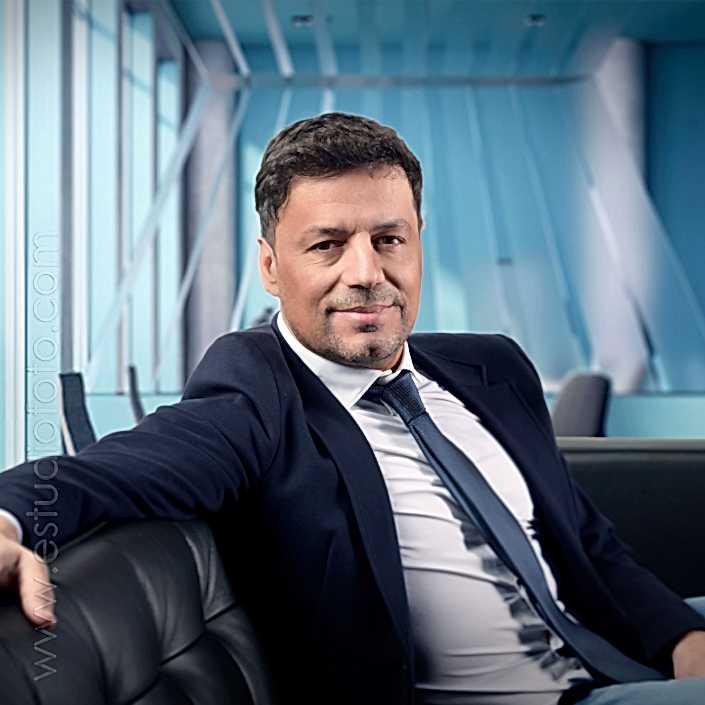 Foto LinkedIn de Estudio con Fondo Insertado